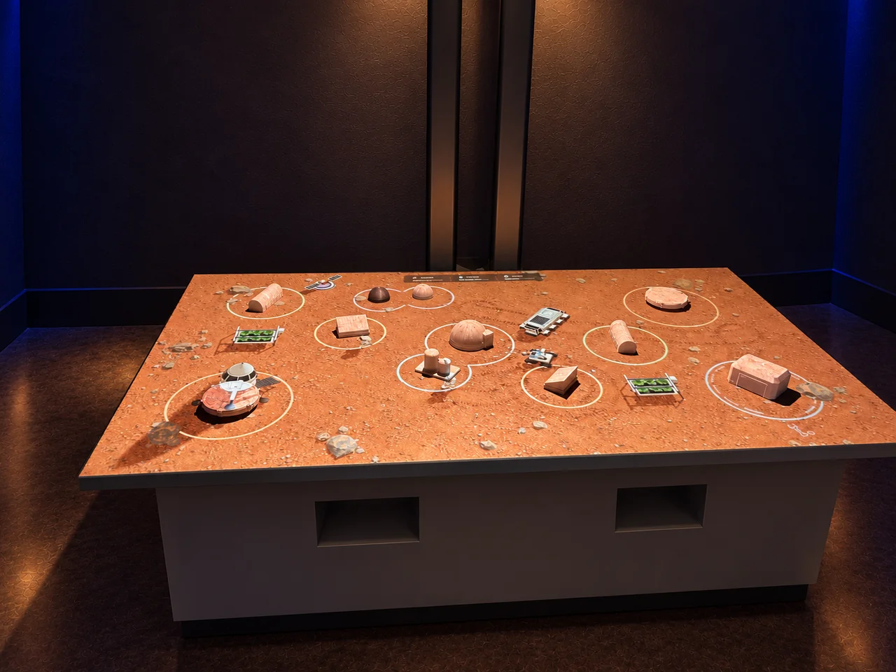 منظر أمامي لطاولة AR Mars Colony مع مجسّمات المساكن والروابط المُسقطة.