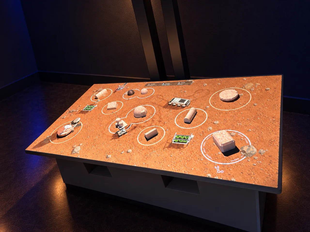منظر جانبي لمجسّمات المستعمرة على سطح المريخ المُسقط.